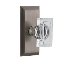 Grandeur Fifth Aveune Short Plate w/ Carre Crystal Knob