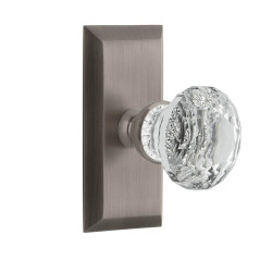 Grandeur Fifth Avenue Short Plate w/ Brilliant Crystal Knob